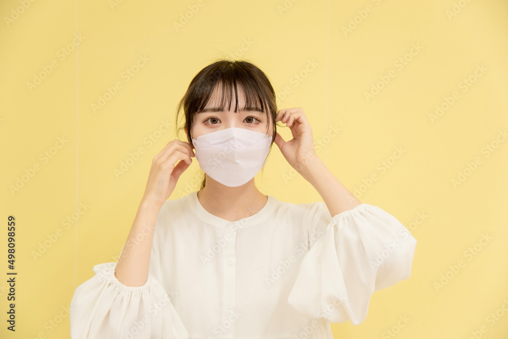 マスクを着ける女性 マスクを着ける女性