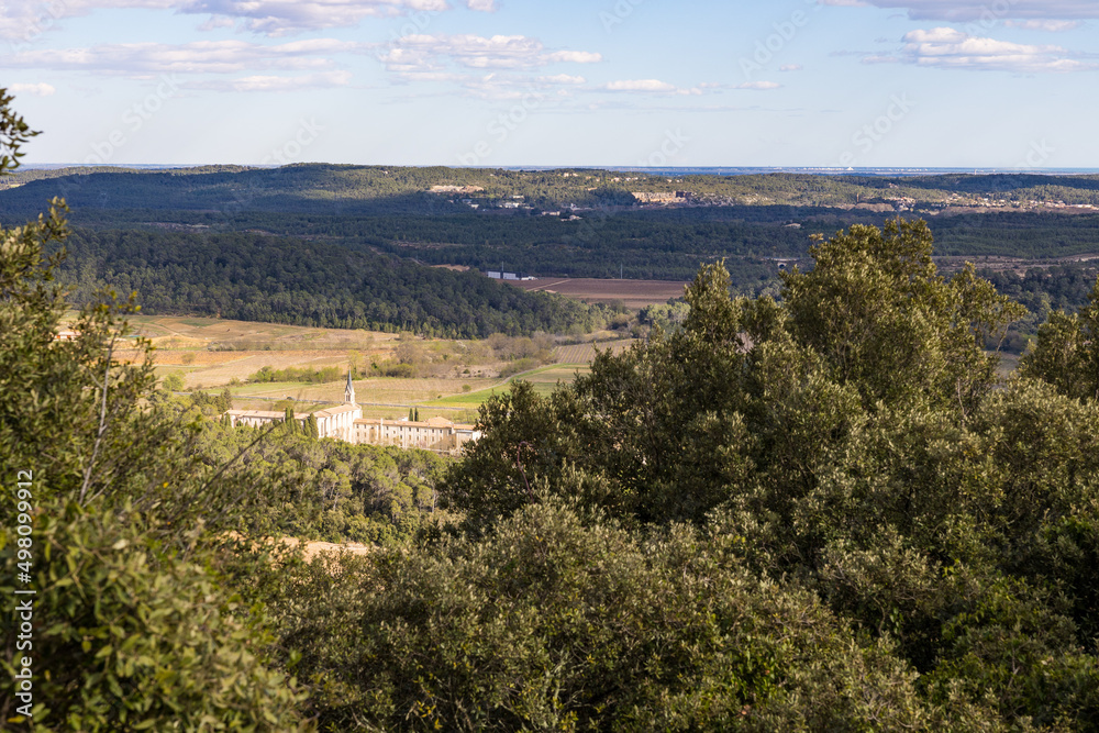 Vue sur le couvent de Notre-Dame des Champs près du village de Les Matelles depuis le Bois de Lèque (Occitanie, France)