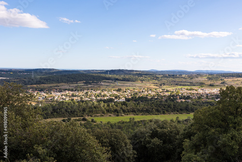Vue sur le village des Matelles depuis le Bois de Lèque (Occitanie, France)