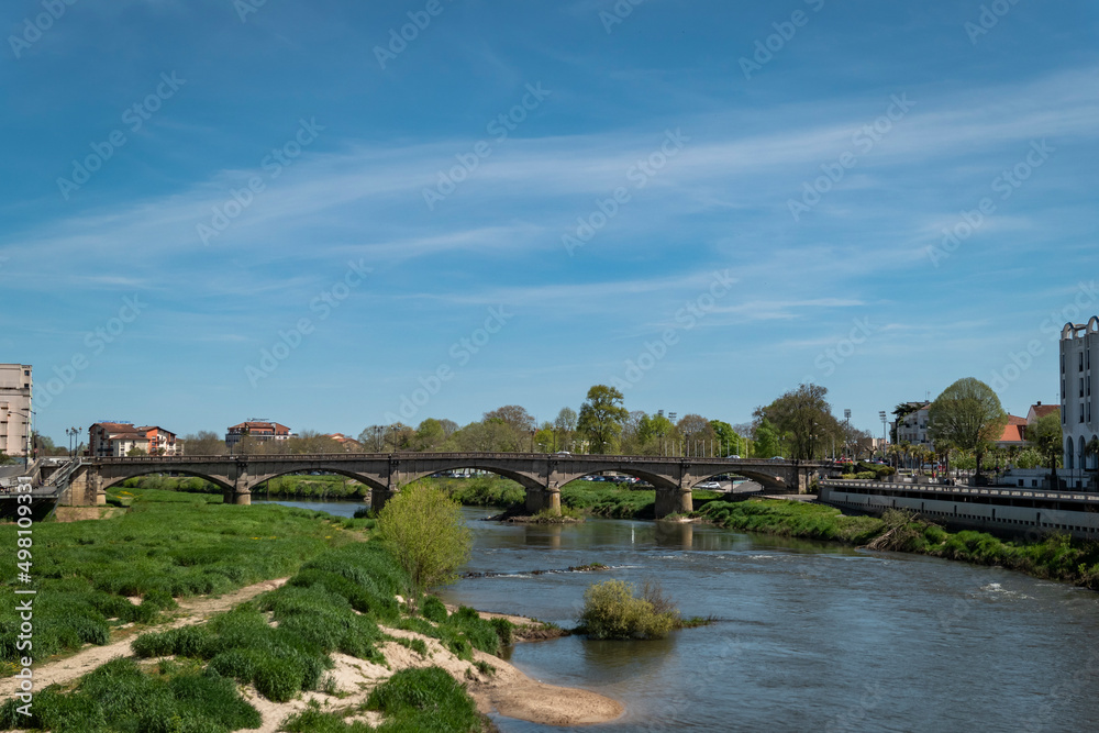 Ponte sobre o Rio Adour na cidade de Dax no País Basco, França - obrazy, fototapety, plakaty 