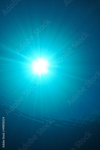 Sonnenstrahlen im tropischem Meer 