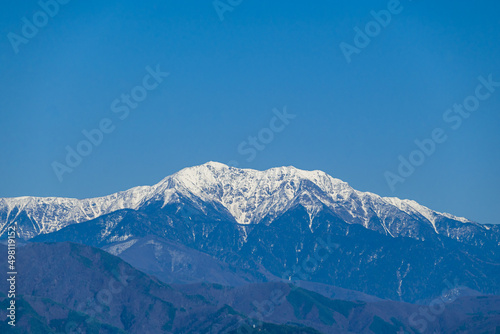 駒ヶ根市から見た南アルプスの雪山 © kikisora