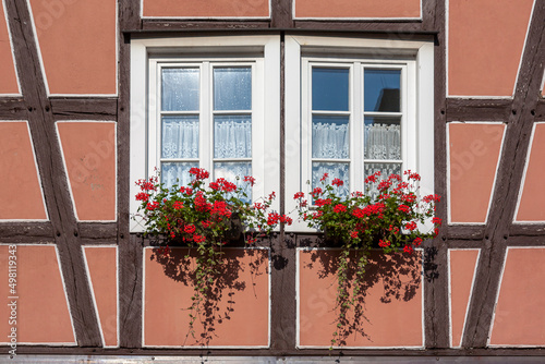 Fenster mit Blumenschmuck  Fachwerkhaus