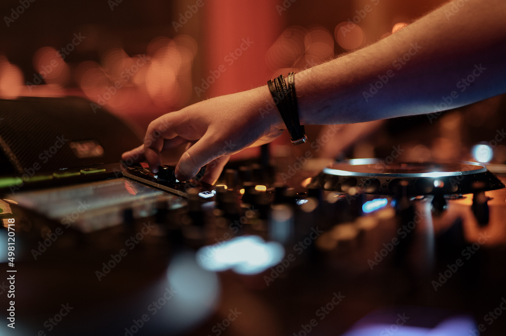 Ręce DJ na Konsoli w klubie muzycznym - obrazy, fototapety, plakaty 
