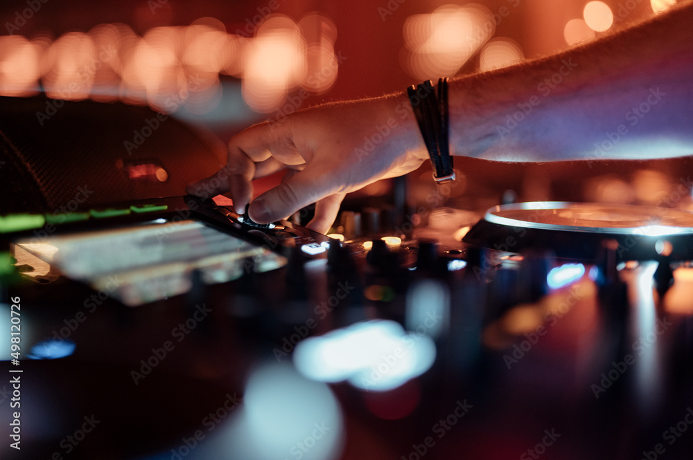Ręce DJ na Konsoli w klubie muzycznym - obrazy, fototapety, plakaty 