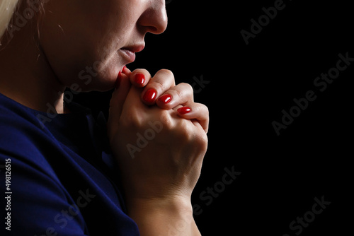 Foto prayer on a dark background