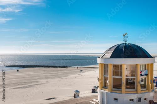 Pavillion Gebäude an der See mit viel Sand und Gleitschirmen