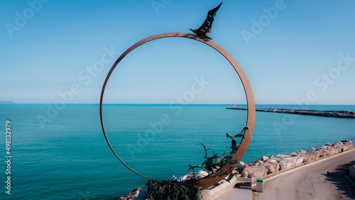 san benedetto del tronto, monumento al gabbiano jonathan con il mare sullo sfondo