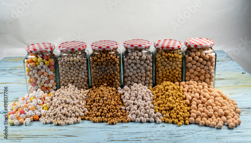 Fotografía diffierent types of chickpeas in glass jar,white chickpeas,coated chickpeas,suga