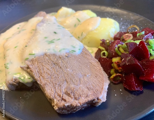 Tafelspitz mit Meerrettichsoße, Kartoffeln und Rote Beete Salat