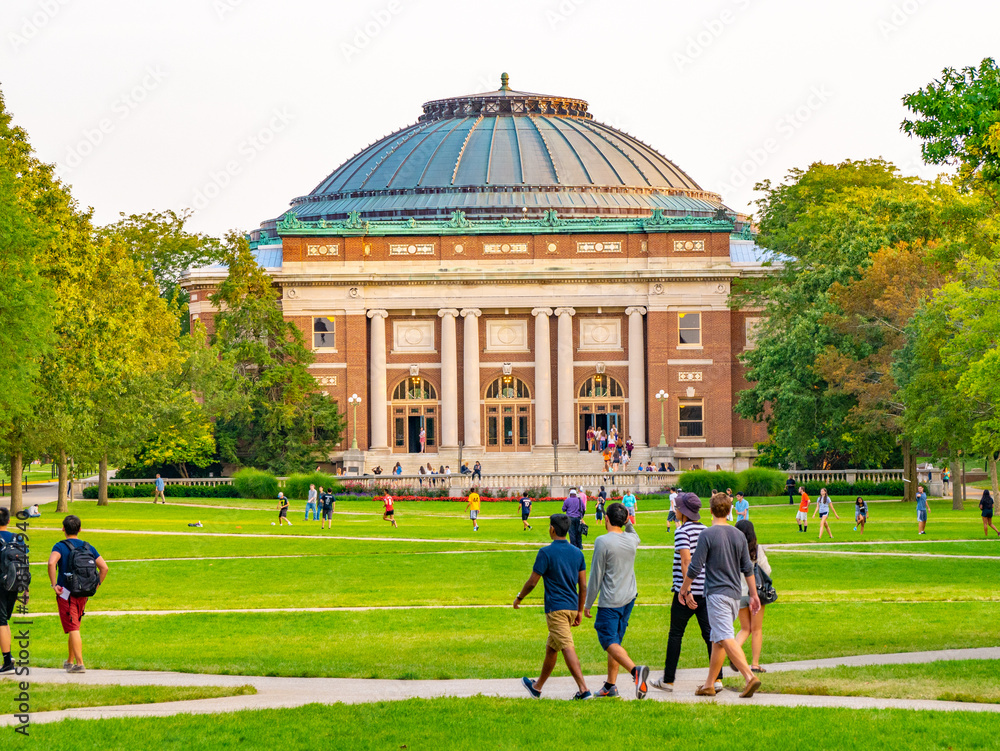 College students walk on the quad lawn of the University of Illinois campus in Urbana, Illinois - obrazy, fototapety, plakaty 