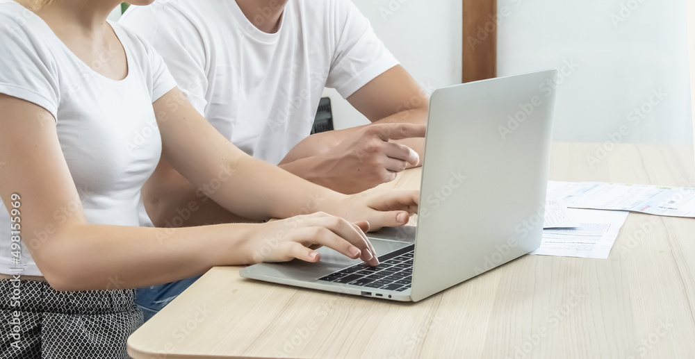 Naklejka premium Men and women are in debt with credit cards invoices.