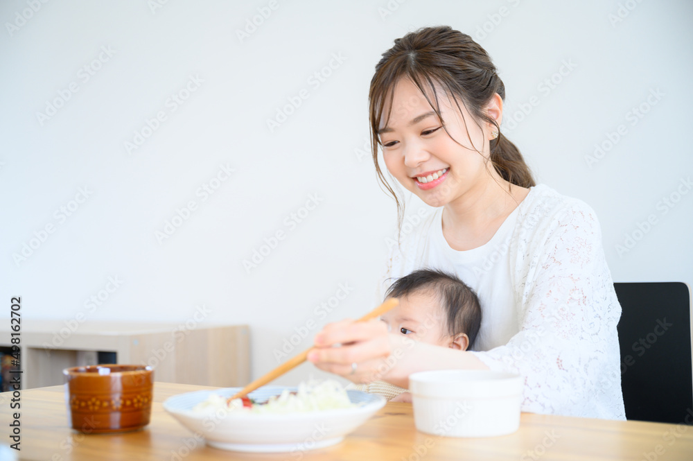 赤ちゃんと一緒にご飯をたべるお母さん 赤ちゃんと一緒にご飯をたべるお母さん