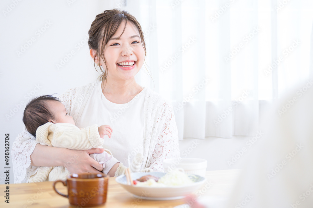 赤ちゃんを抱っこするお母さん
赤ちゃんを抱っこするお母さん