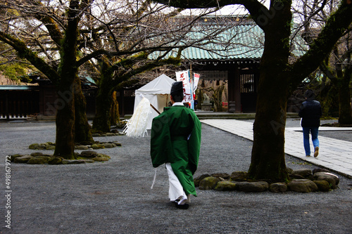 三島大社の境内を歩く神主さん
