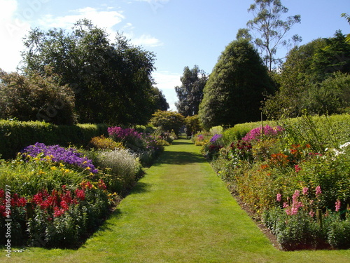 Park und Burgruine in Castle Kennedys Garden, Schottland
