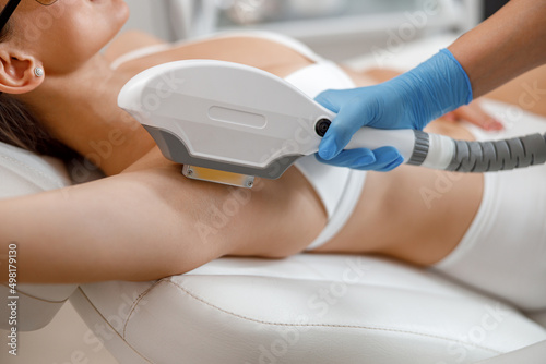 Canvastavla Closeup of armpit hair laser removal procedure with ipl machine in a beauty salon
