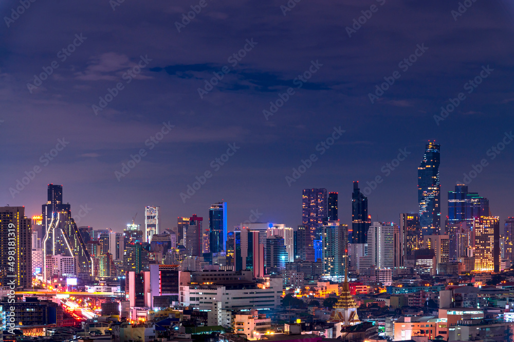 Obraz premium cityscape of Bangkok city skyline with sunset sky background, Bangkok city is modern metropolis of Thailand and favorite of tourists