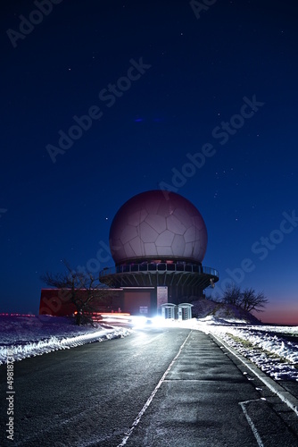 Radom Sternwarte auf der Wasserkuppe im Winter mit Nachthimmel