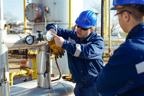 Photographie Male worker inspection visual pipeline oil and gas