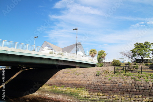 橋の上に見える鹿児島水族館いおワールド