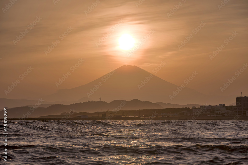 富士山の真上から沈む太陽