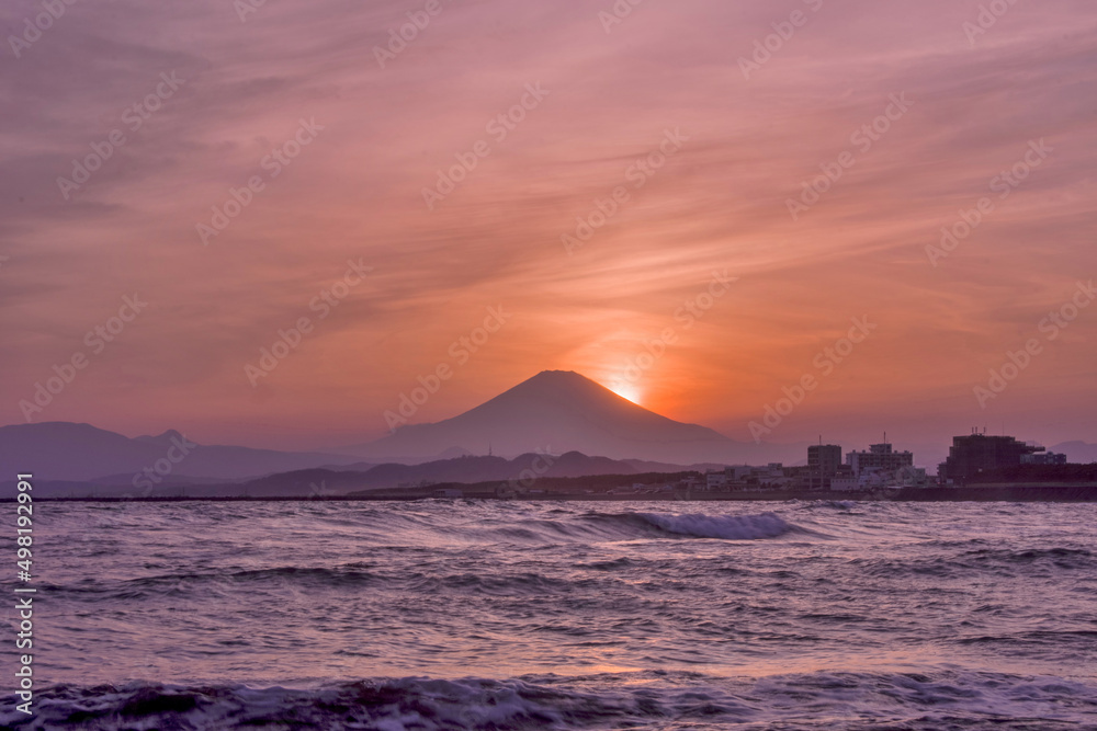 富士山の裏側に沈む太陽