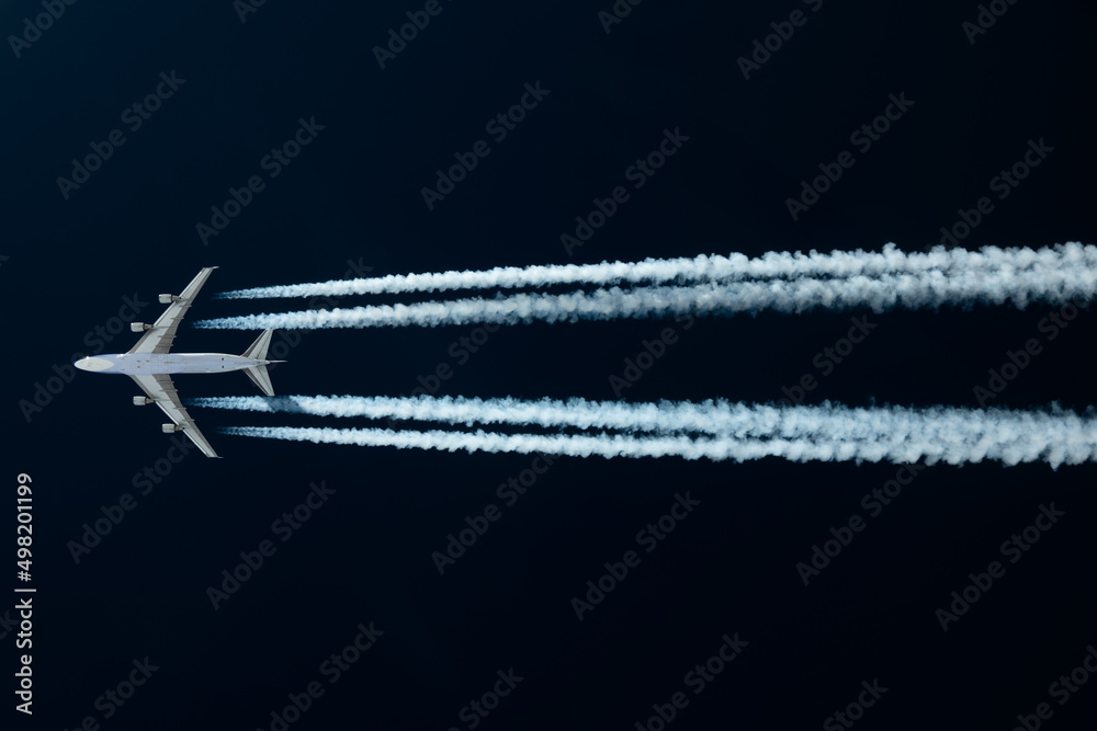 Airliner mit Kondensstreifen vor blauem Himmel Airliner mit Kondensstreifen vor blauem Himmel