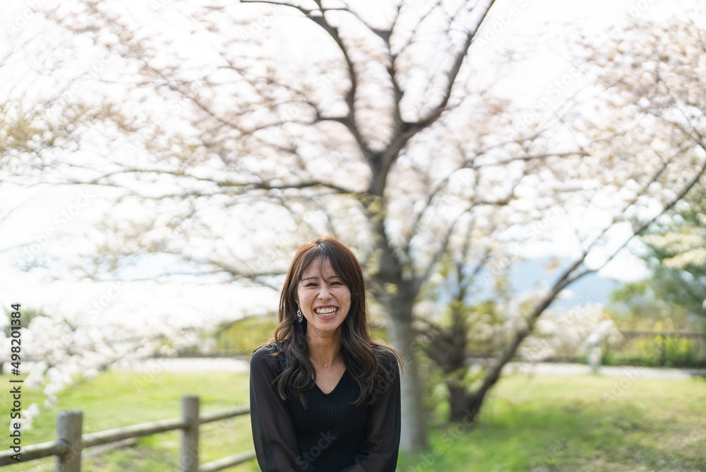 森林公園を散策する女性