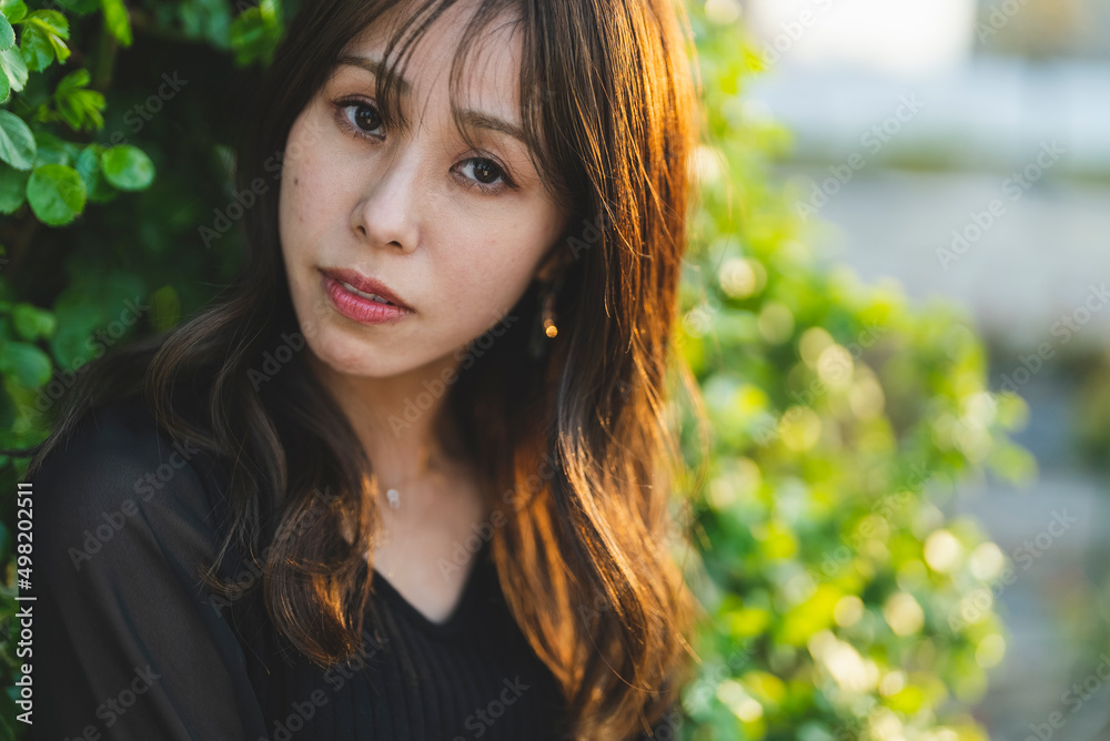 夕暮れの公園を散策する女性 夕暮れの公園を散策する女性