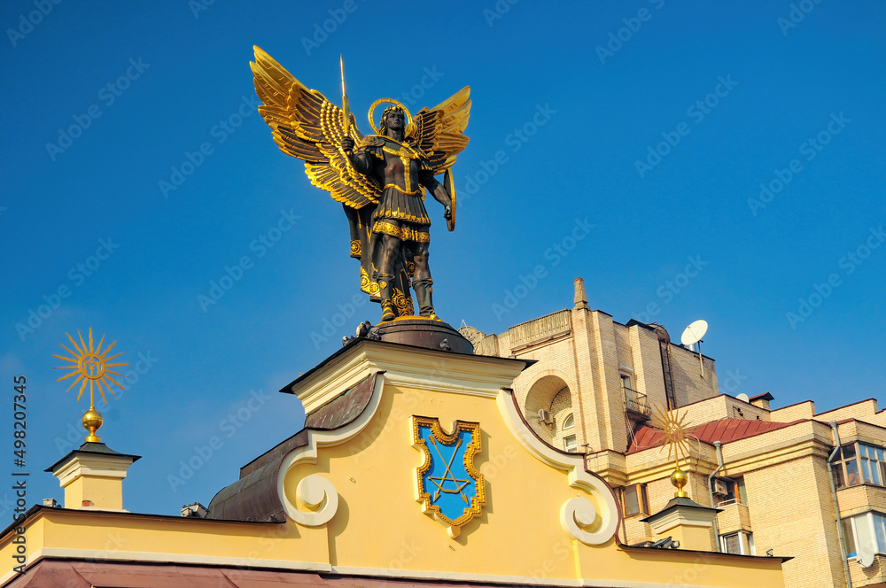 Obraz premium Golden statue of Archangel Michael on the top of historical Lach Gates at Independence Square, Kyiv, Ukraine