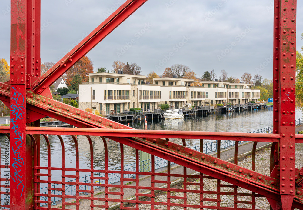 Fototapeta premium rote Stahlbrücke in Berlin Tegel