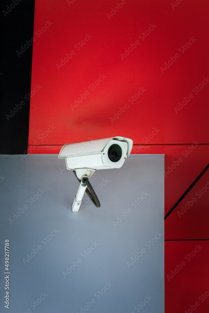 CCTV monitoring obywateli miasta zwiększając bezpieczeństwo na ulicach. - obrazy, fototapety, plakaty 