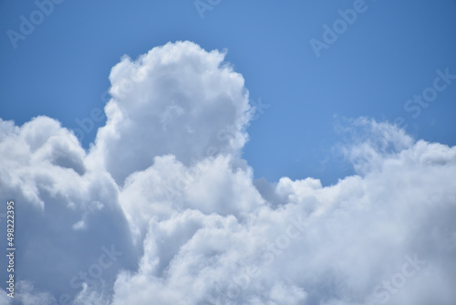 Fototapeta Naklejka Na Ścianę i Meble -  Białe spiętrzone chmury na błękitnym niebie