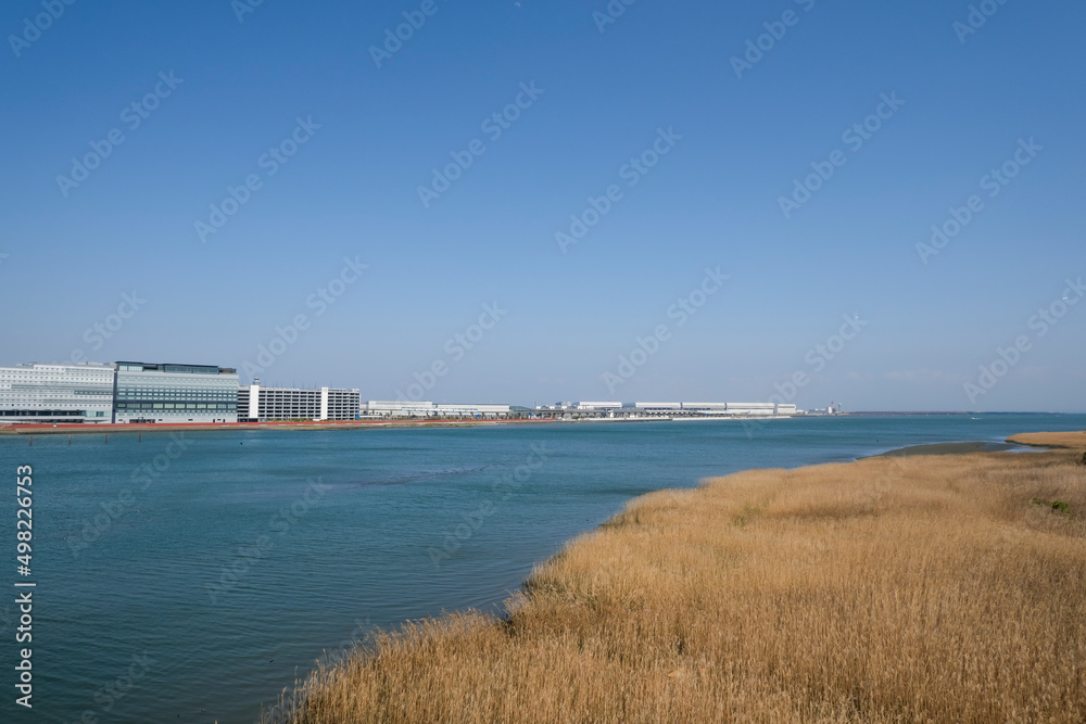 羽田スカイブリッジから見る多摩川の河口と羽田空港