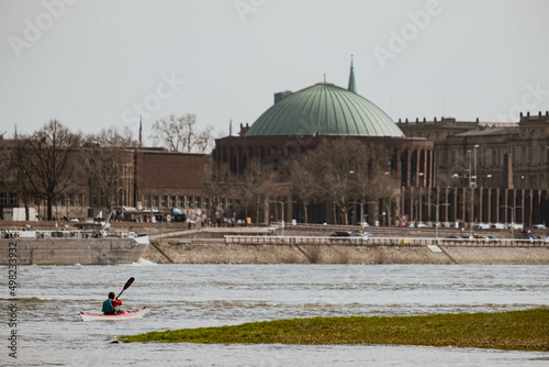 Kanu paddeln auf dem Rhein in Düsseldorf vor der Tonhalle photo