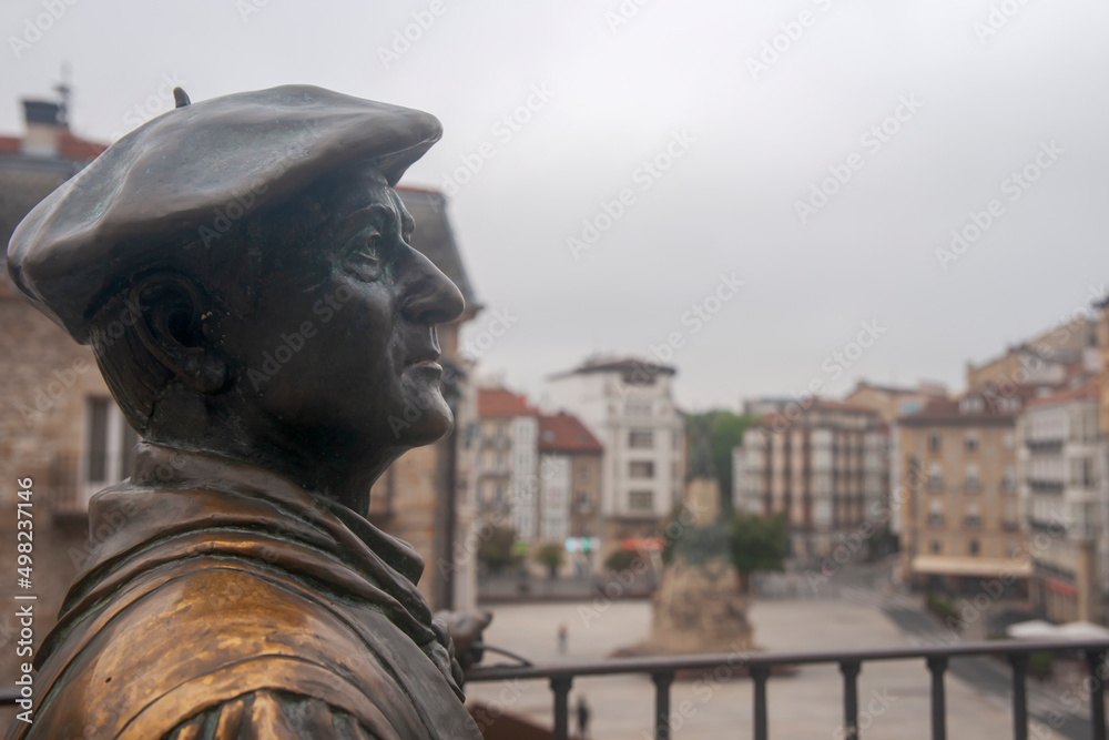 paseo por el casco antiguo de la ciudad de Vitoria-Gasteiz , España