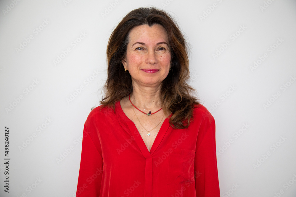 Fototapeta premium Portrait of smiling woman. Beyaz arka planda kopya alanı olan kırmızı gömlekli gülümseyen kadının portresi. modeli. Menopoz