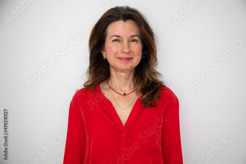 Portrait of smiling woman. Beyaz arka planda kopya alanı olan kırmızı gömlekli gülümseyen kadının portresi. modeli. Menopoz