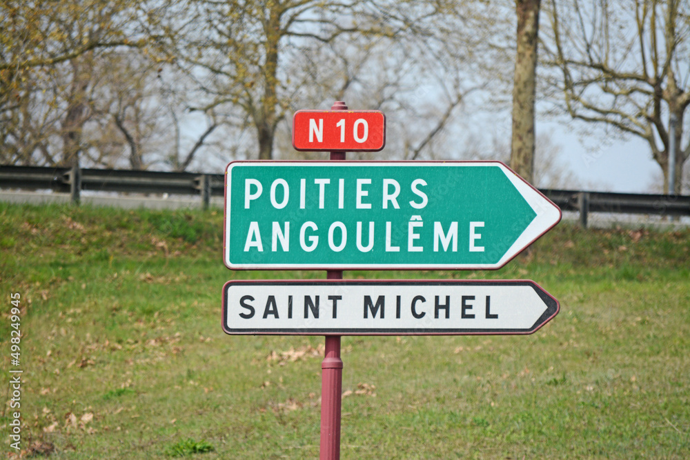 Panneau de signalisation : flèches de direction Poitiers, Angoulême, Saint-Michel, N10. Département de la Charente.