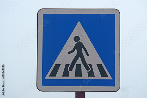 Panneau de signalisation : présence d'un passage protégé pour piétons.