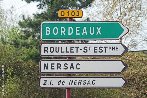 Panneau de signalisation : flèches de direction Bordeaux, Roullet-Saint-Estèphe, Nersac, zone industrielle, D103, département de la Charente.