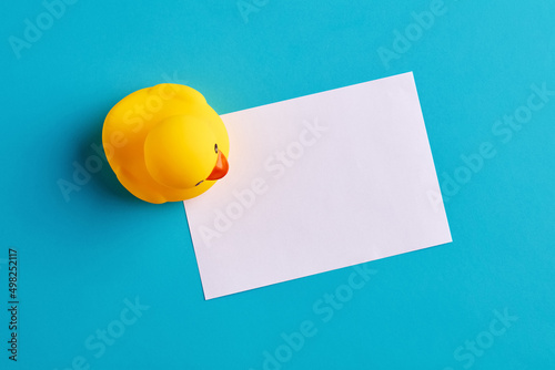 Foto Empty white note paper with a rubber duck toy