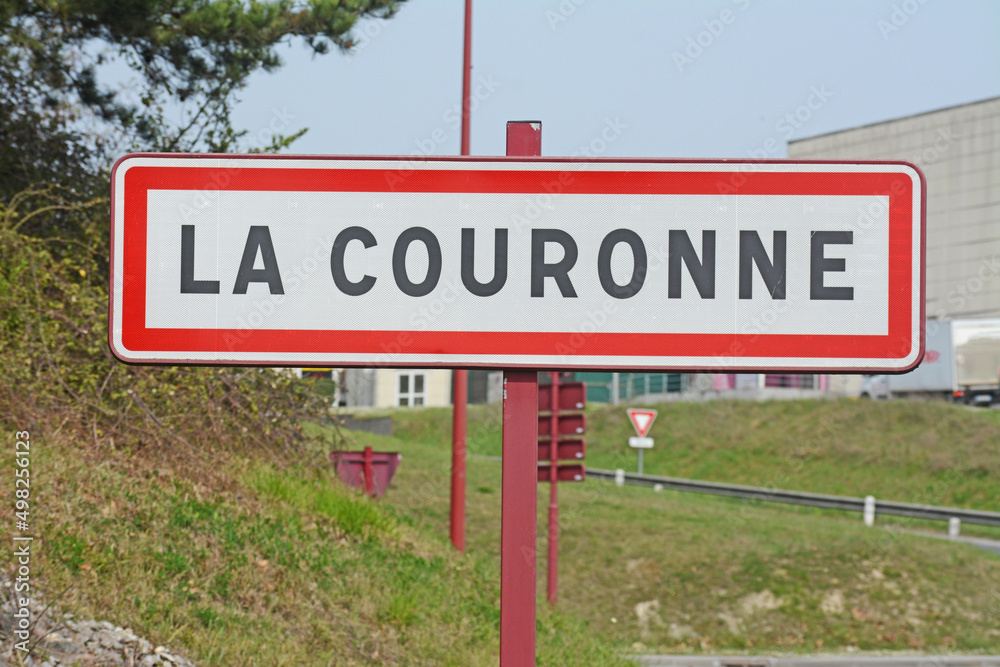 Panneau de signalisation : entrée de la ville de La Couronne, département de la Charente.