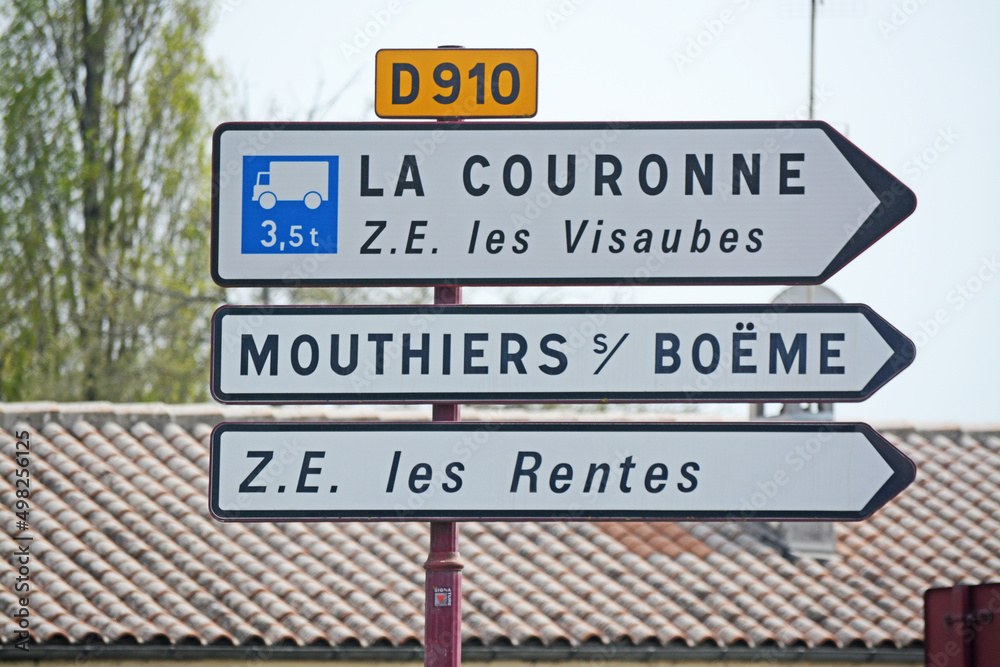 Panneau de signalisation : flèches de directions La Couronne, Mouthiers-sur-Boëme, zone économiques Les Visaubes et les Rentes. Département de la Charente. Panneau de signalisation : flèches de directions La Couronne, Mouthiers-sur-Boëme, zone économiques Les Visaubes et les Rentes. Département de la Charente.