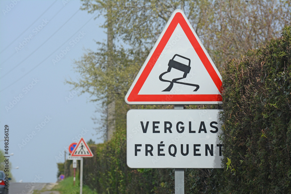 Panneau de signalisation : verglas fréquent, route glissante. Panneau de signalisation : verglas fréquent, route glissante.