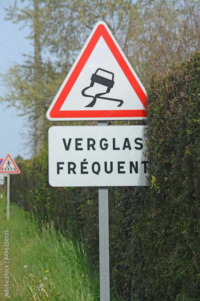 Panneau de signalisation : verglas fréquent, route glissante.