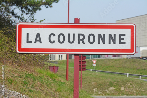 Panneau de signalisation : entrée de la ville de La Couronne, département de la Charente.