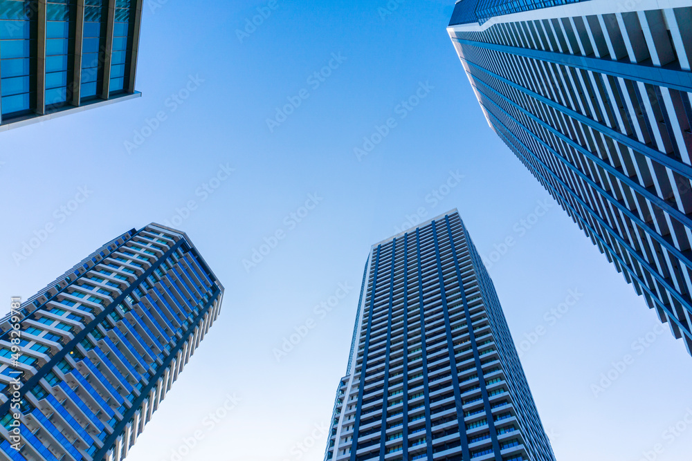 Exterior of high-rise condominium and refreshing blue sky scenery_c_48