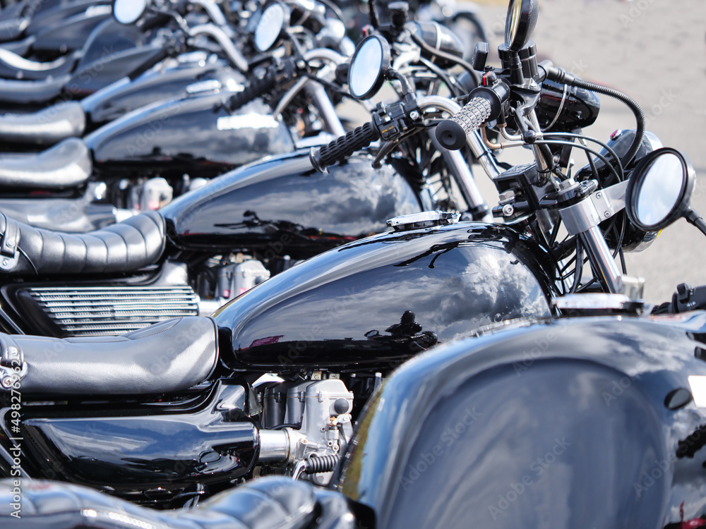 並んだバイクのタンク
並んだバイクのタンク